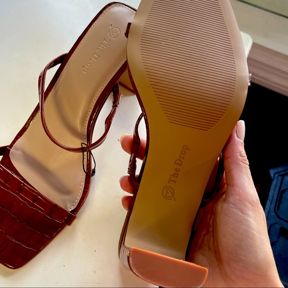 NWT / never worn / size 9 / tortoise shell / heeled sandal